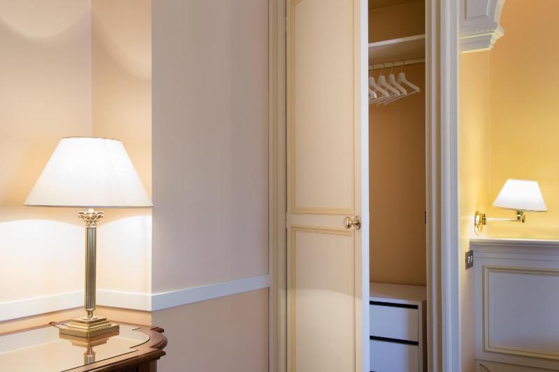 Deluxe Double Room image 4