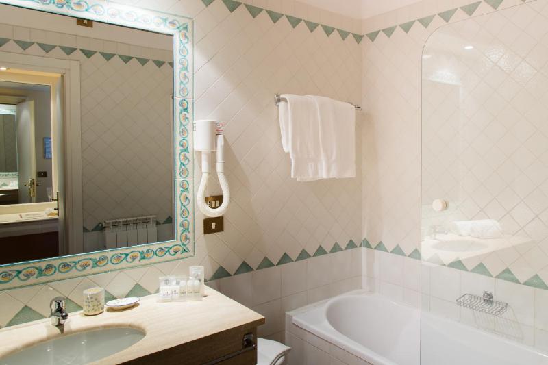 Deluxe Double Room image 3