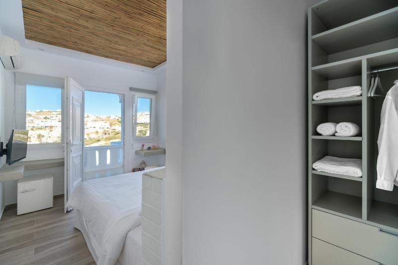 Standard Double Room image 3