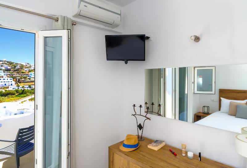 Double Room with Balcony and Sea View image 3