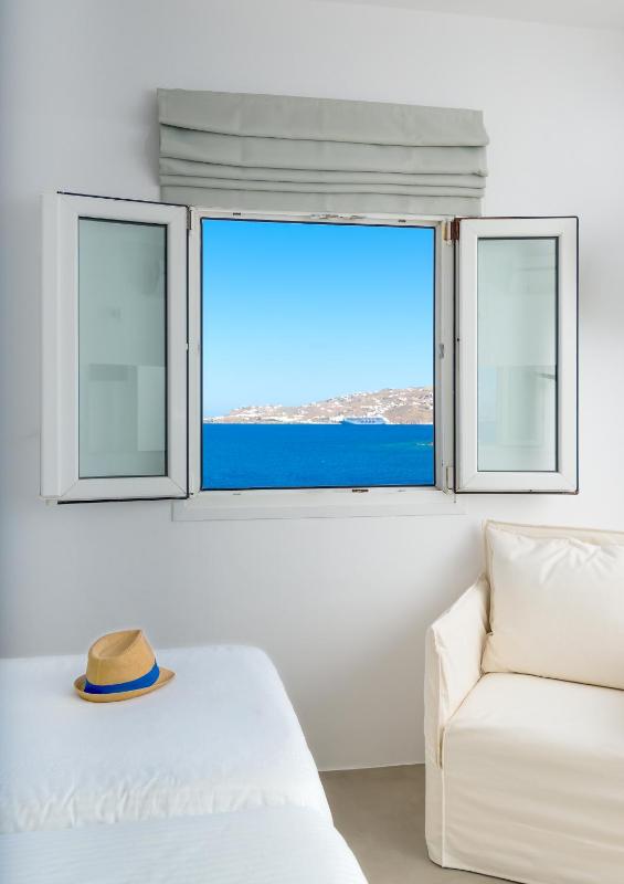 Double Room with Sea View image 2