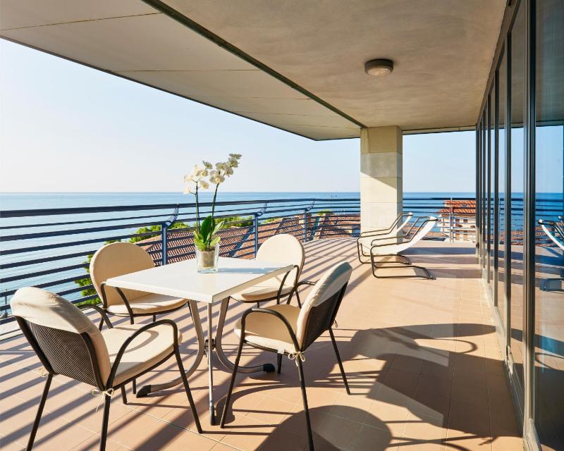 Suite with Sea View image 3