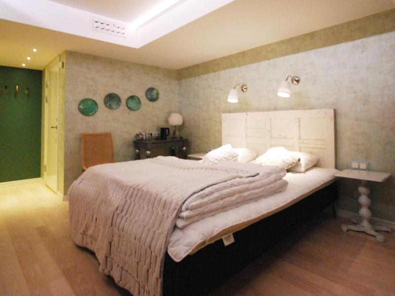 Twin Room with Private Bathroom (No Window) image 4