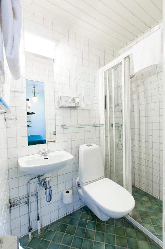 Budget Twin Room image 3