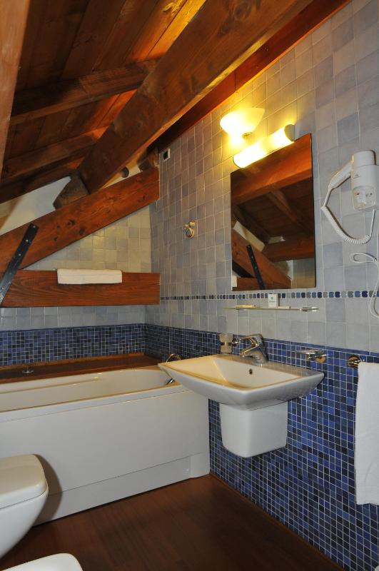 Triple Room - Split Level image 3