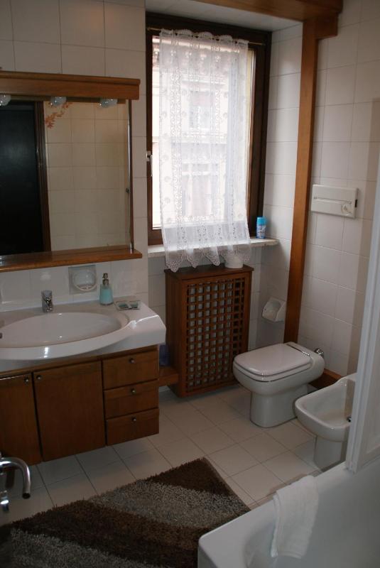 Twin Room with Private Bathroom image 4