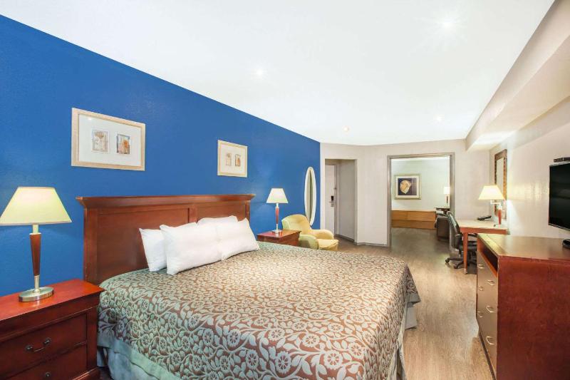 Studio Suite with Two Double Beds - Non-Smoking