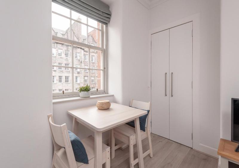 One-Bedroom Apartment image 2