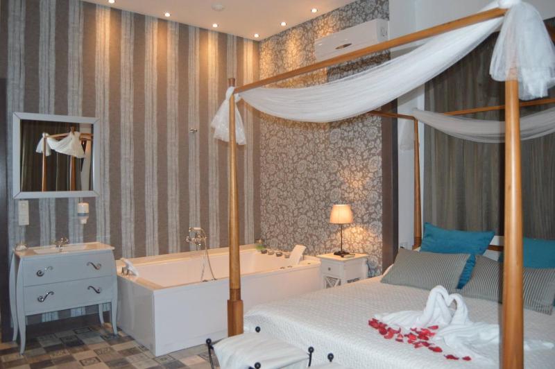 Studio with Spa Bath image 2