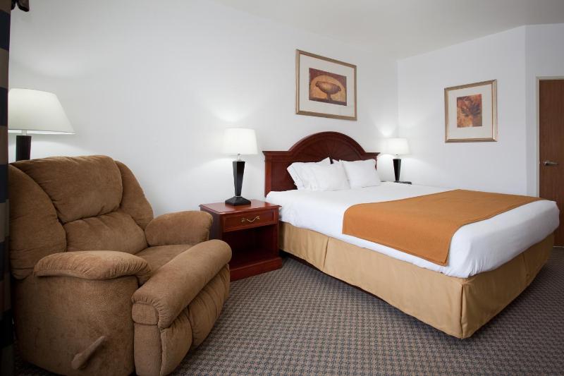 Queen Room with Mobility Access and Bathtub with Grab Bars, Non-Smoking image 3