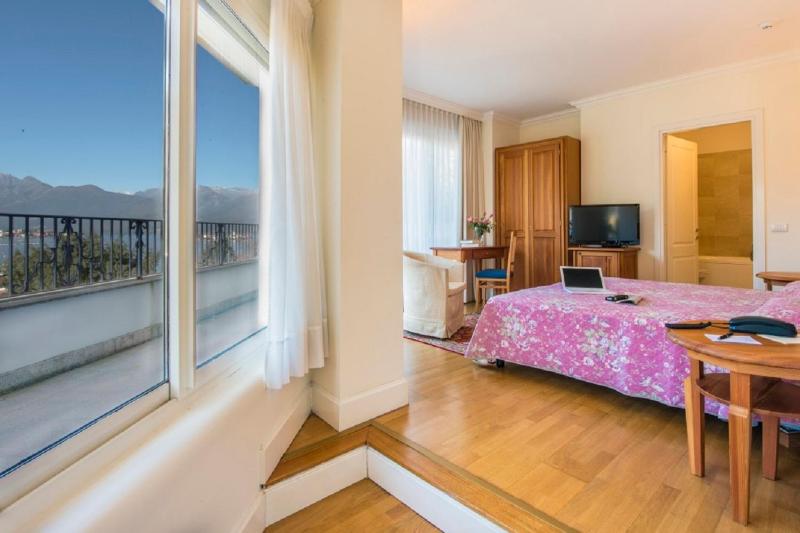 Double or Twin Room with Lake View image 1