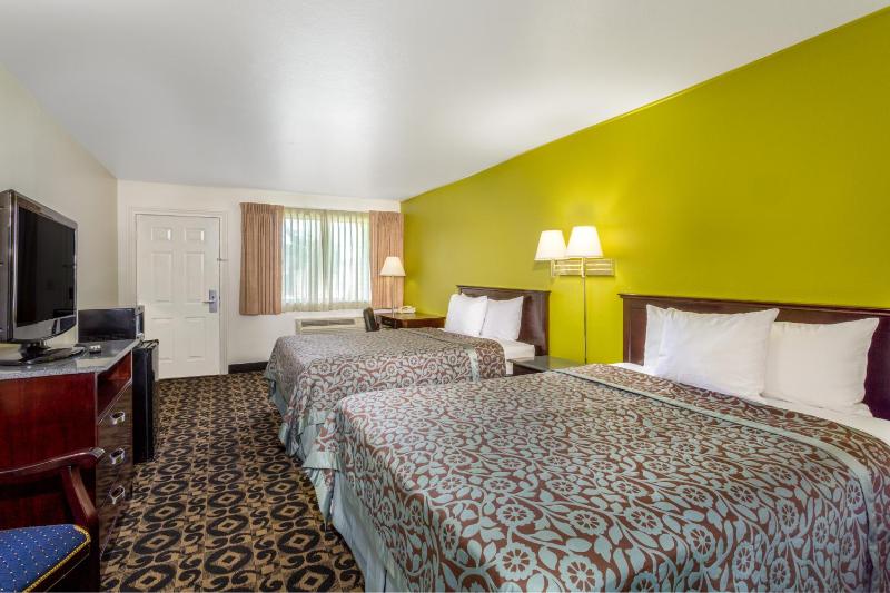 Queen Room with Two Queen Beds - Non-Smoking image 4