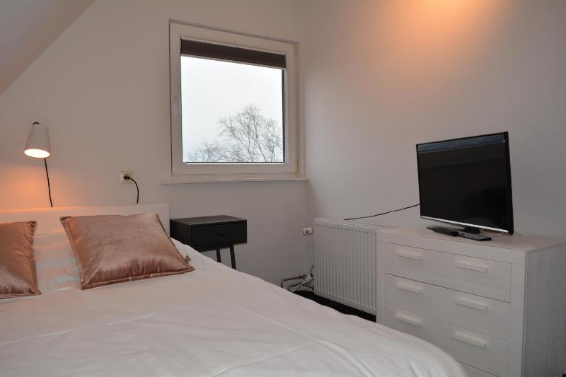 Single Room with Shared Bathroom image 3