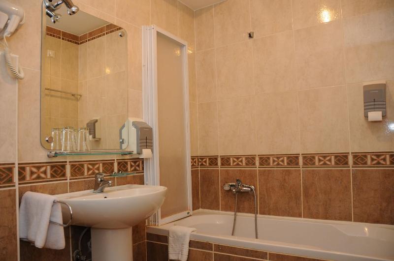 Double Room with Balcony image 4