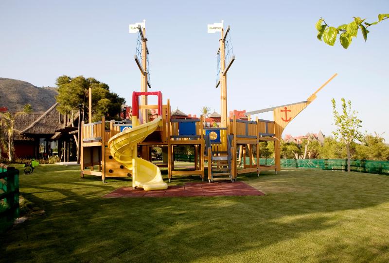 Superior Deluxe Double or Twin Room (2 Adults + 2 Children) image 2