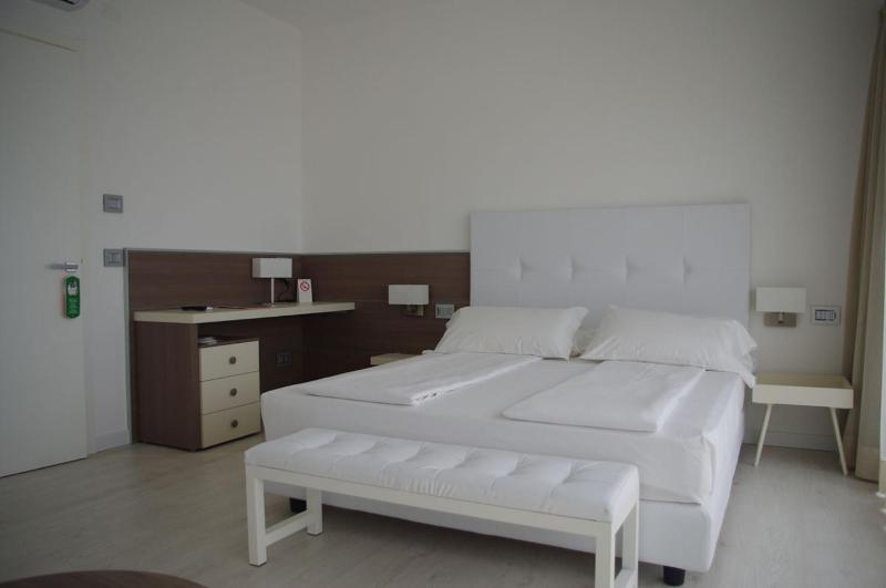 Deluxe Double Room with Side Sea View image 4