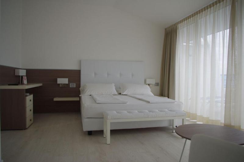 Deluxe Double Room with Side Sea View image 3