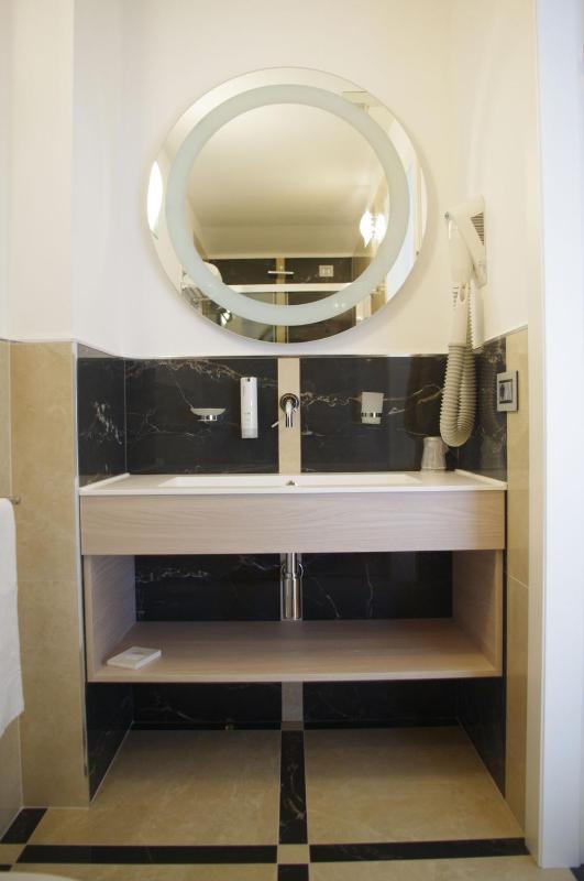 Deluxe Double Room with Side Sea View image 2