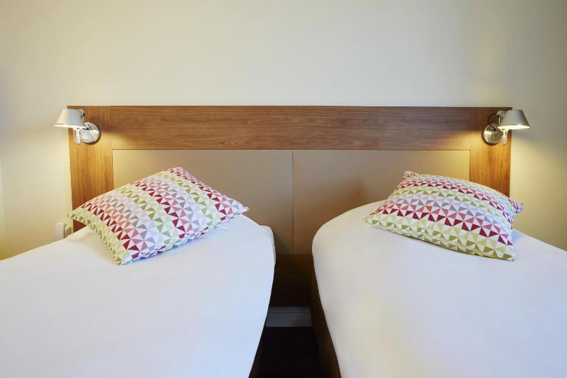 Standard Twin Room with Two Single Beds image 4