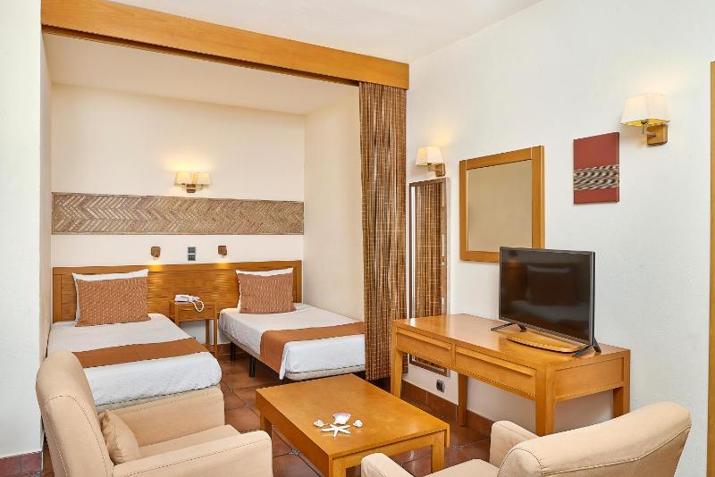 Oceanus Aparthotel - image 12