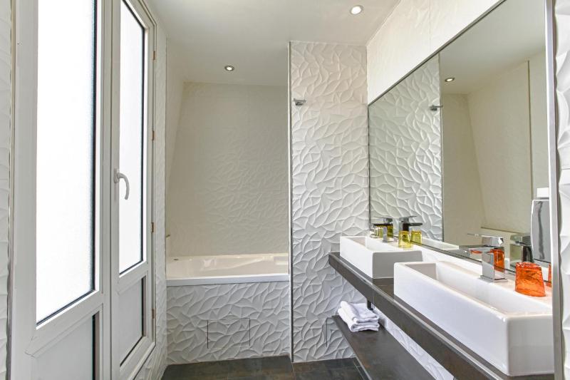 Deluxe Double Room image 3