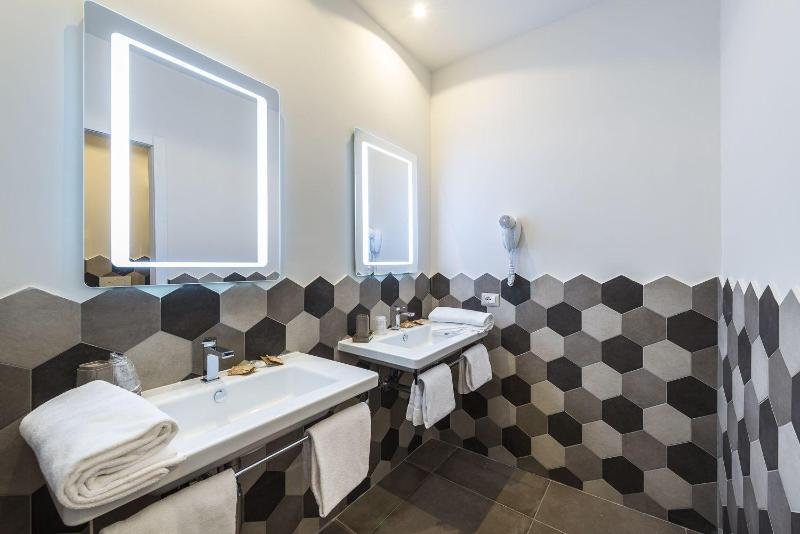 Quadruple Room image 4