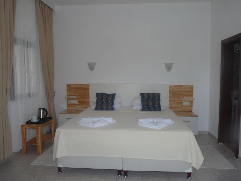 Double Room with Garden View image 3