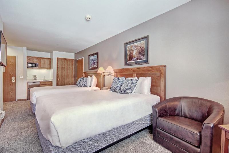 Queen Room with Two Queen Beds image 3