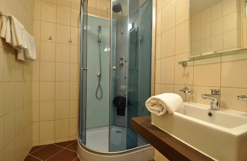 Standard Twin Room image 3