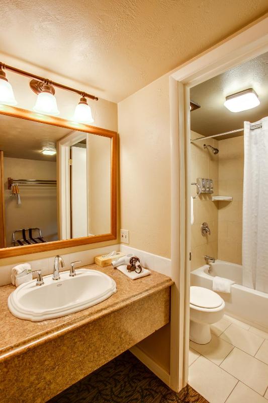 Queen Room with Two Queen Beds- Pet friendly image 3