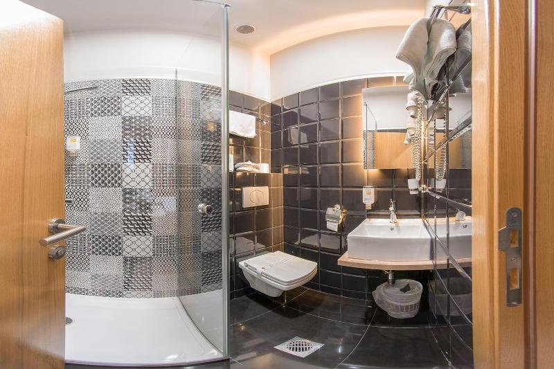 Standard Double or Twin Room image 4