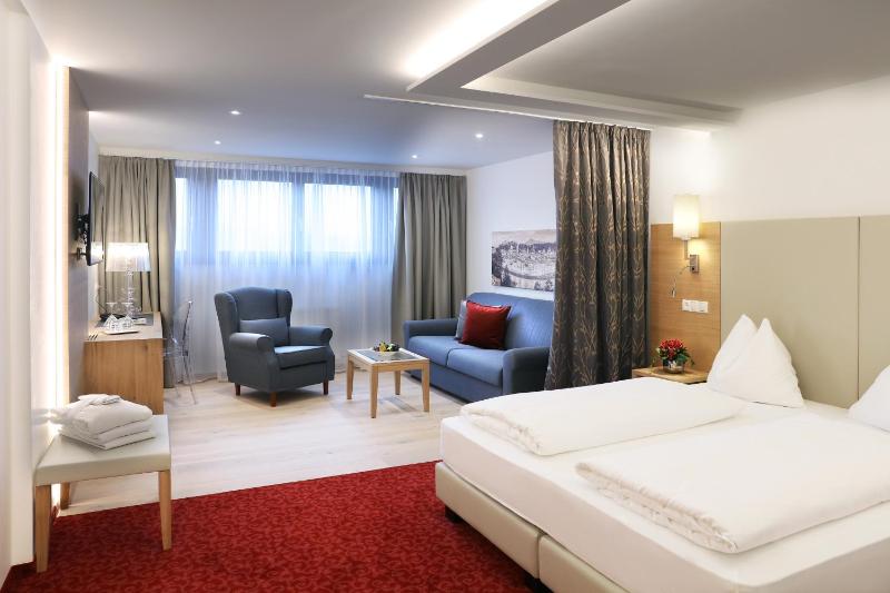 Junior Suite Garden View image 1