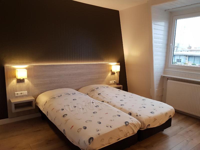 Twin Room with Shower image 3