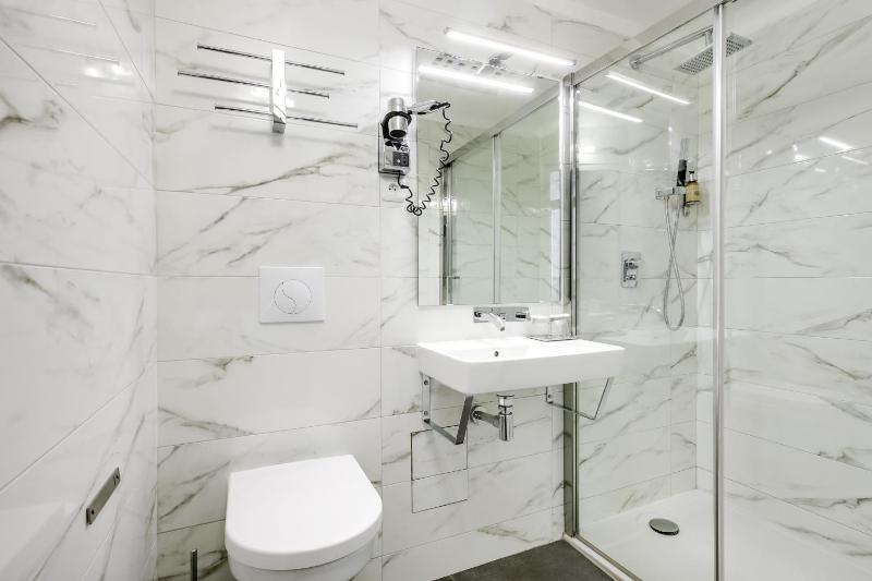 Triple Room with 2 Beds image 2