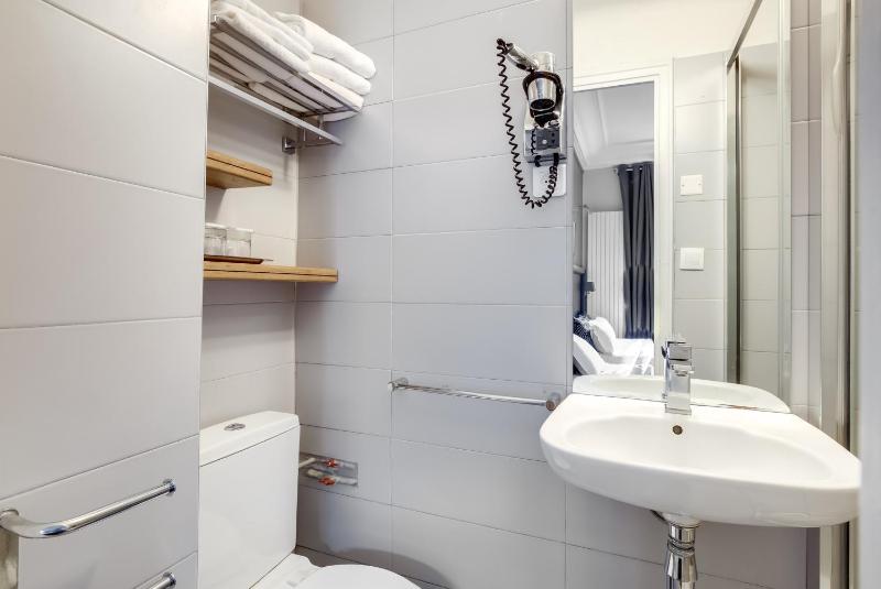 Triple Room with 2 Beds image 3