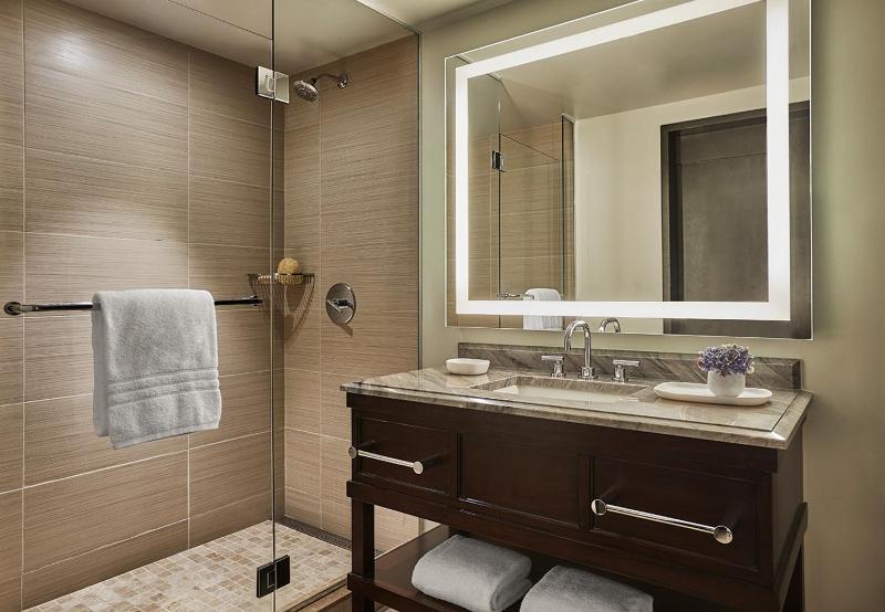 King Room with City View image 3