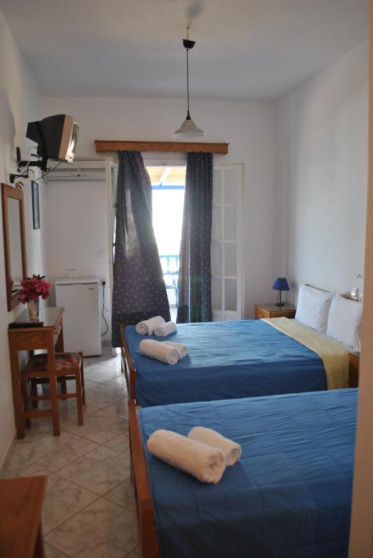 Family Room with Garden View image 4