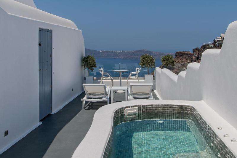 Honeymoon Suite with Hot Tub image 3