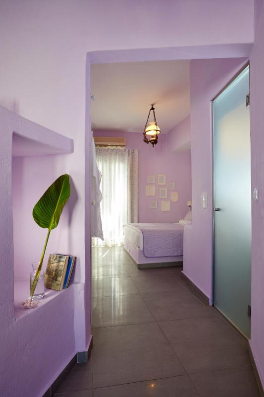 Elegant Double Room with Caldera View image 2