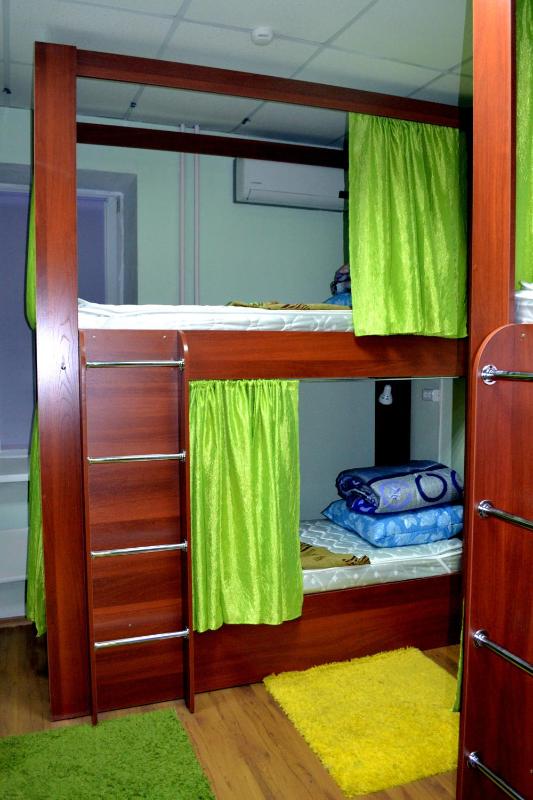Bed in 8-Bed Dormitory Room - Male image 3