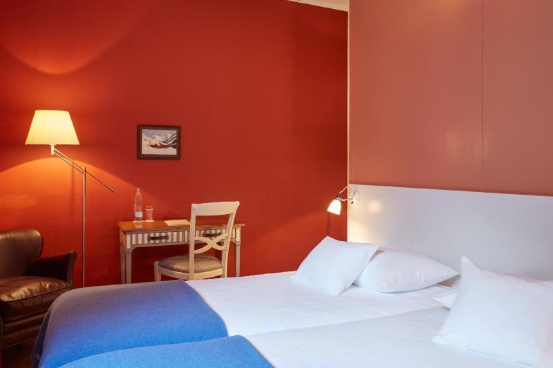 Economy Twin Room image 3