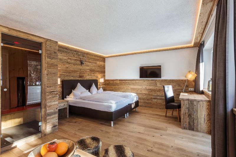 1 - Room Suite with Infrared Cabin image 4