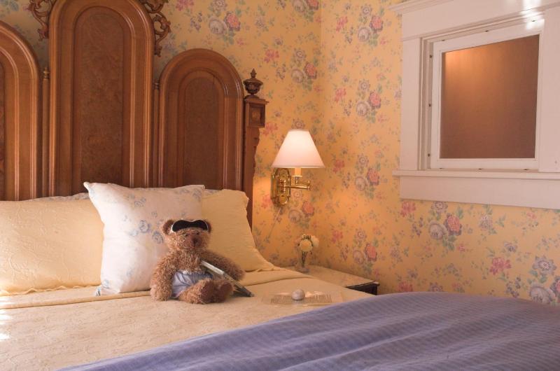 Queen Room image 2
