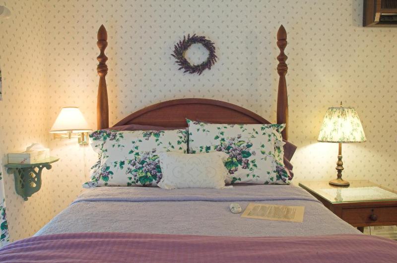 Small Double Room image 3