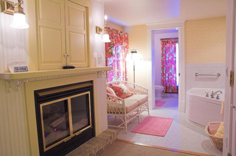 Deluxe Queen Room image 2