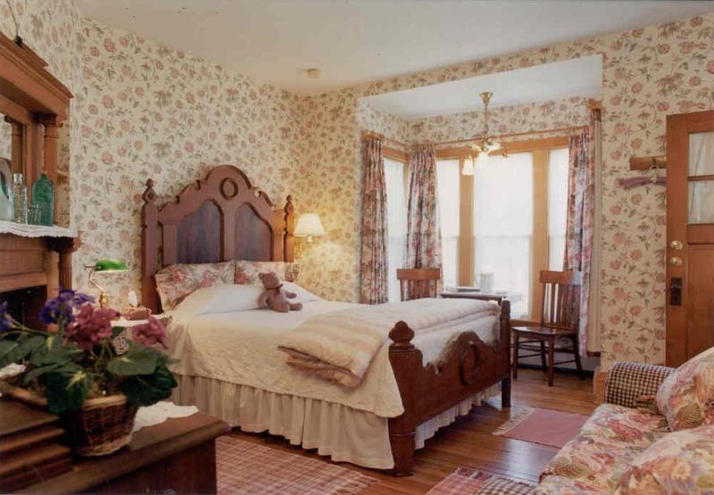 Queen Room with Garden View image 4