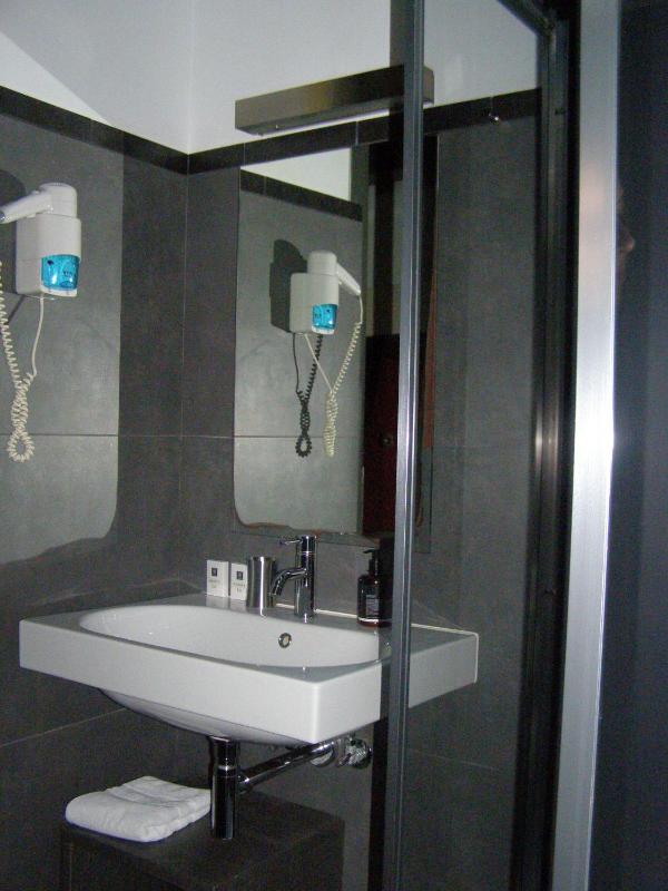 Small Twin Room image 2
