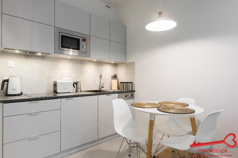 Deluxe One-Bedroom Apartment image 3