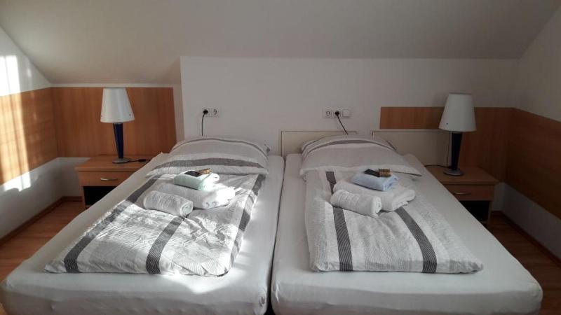 Twin Room image 4