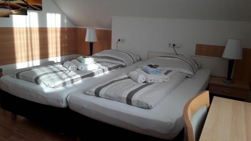 Twin Room image 2